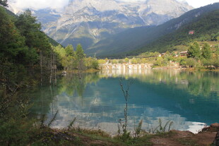 山间碧绿湖泊美景