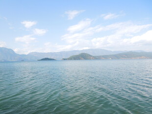 广阔湖面与远处山峦风景