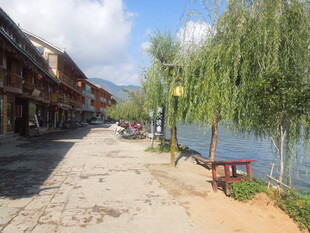 湖畔古街景致