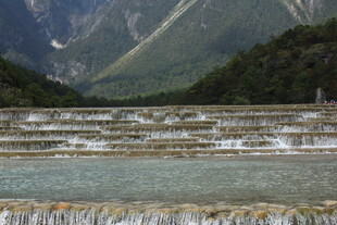 山间叠瀑美景