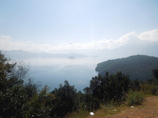 山间湖畔美景