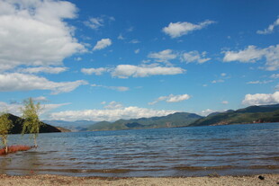 湖畔蓝天美景