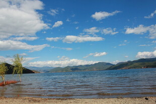 湖畔蓝天美景