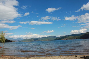 湖畔蓝天美景