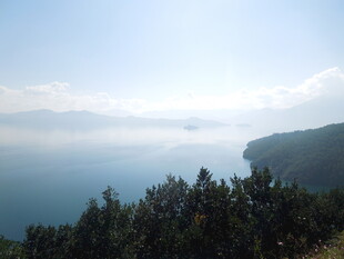 湖畔山林美景