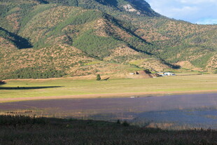 山间湖畔美景