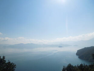 湖畔风光 蓝天碧水青山