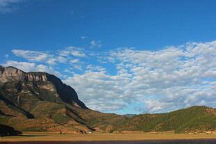 壮丽山景与蓝天