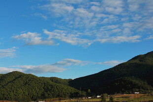 山间美景 蓝天白云映青山