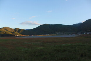 山间开阔草地与远处山峦