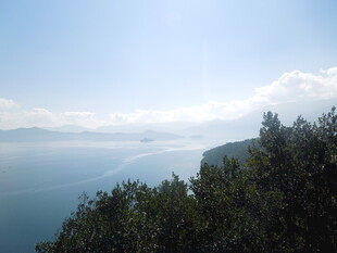 山巅远眺碧海蓝天美景