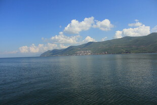 宁静湖景与远山蓝天