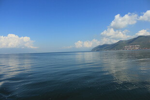 宁静湖面蓝天白云山水景