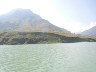 青山绿水间的宁静湖景