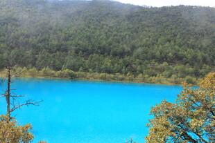 梦幻蓝湖 山林环绕美景