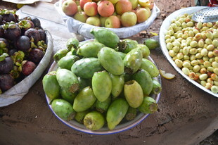 多样新鲜水果摆放在桌