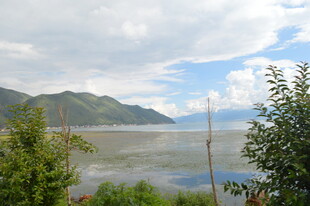 湖畔青山绿水美景