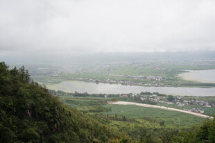 山间远眺湖泊乡村美景