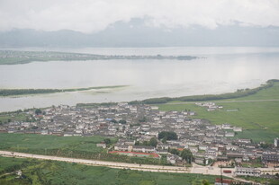 俯瞰水乡村落与广袤水域