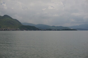 湖光山色的宁静景致