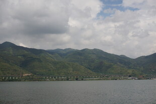 湖光山色间的自然美景