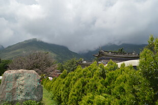 山间绿意浓 云雾绕山峦