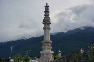 山间石塔 云雾缭绕之景