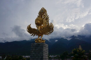金色大鹏雕塑立于山水间