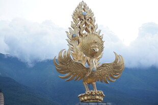 山顶金翅鸟雕像