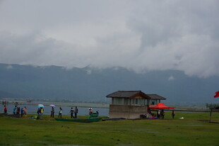草原湖畔的休闲场景