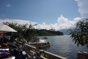 湖畔休闲景致