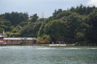 湖畔风景 绿树环绕的建筑