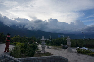 山间云雾缭绕的静谧景致
