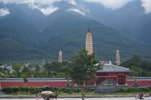 山间古建与巍峨山峰景观
