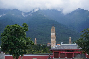 山间古寺与塔的秀丽景致