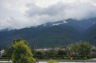 山间风景 绿意与远山相映