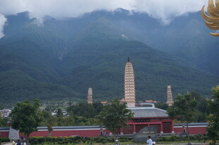 山间古塔与建筑景观