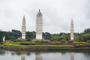 湖畔三塔美景