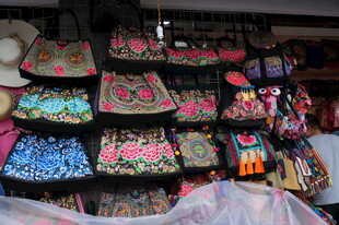 多彩手工艺品包包陈列展示