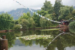 湖畔经幡 静谧山水风光
