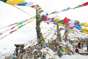 雪山上飘扬的五彩经幡