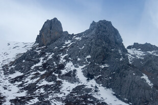 巍峨雪山山峰壮丽景观