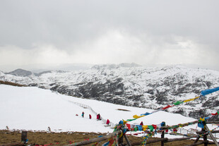 雪山下的经幡景观