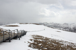 雪山栈道景观