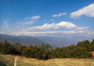 山间美景 蓝天白云映绿野
