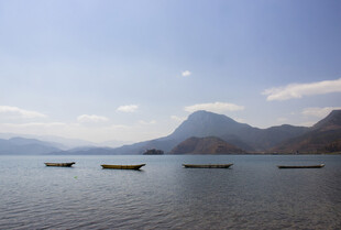 湖面上的船只与远处山峦