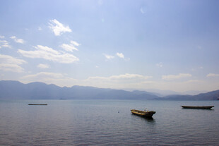 湖面上的小船与远山风景