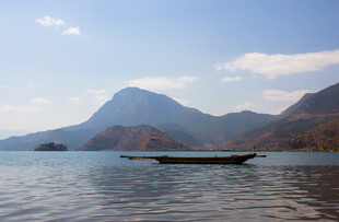 湖中小船与远处山峦美景