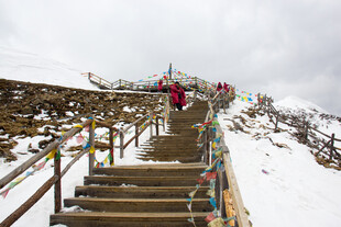 雪山栈道上的多彩经幡