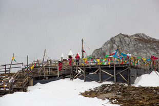 雪山经幡木桥景观
